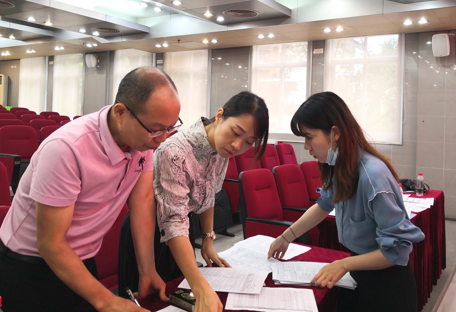 冷耀军科长（左）、刘月娣老师（中）与李锦记招生小组工作人员在讨论候选学生的情况.jpg