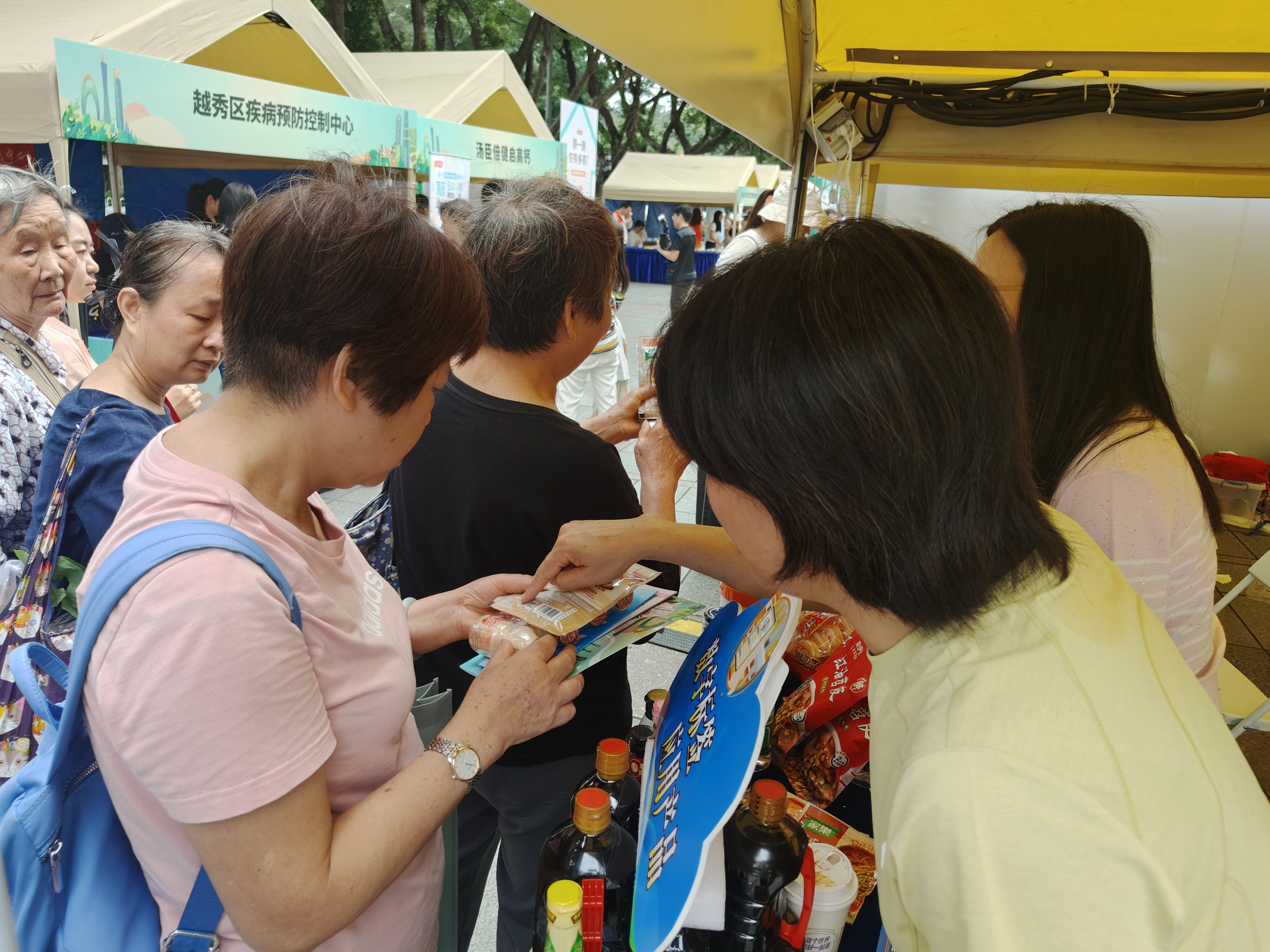 学会工作人员2.jpg 学会工作人员2.jpg