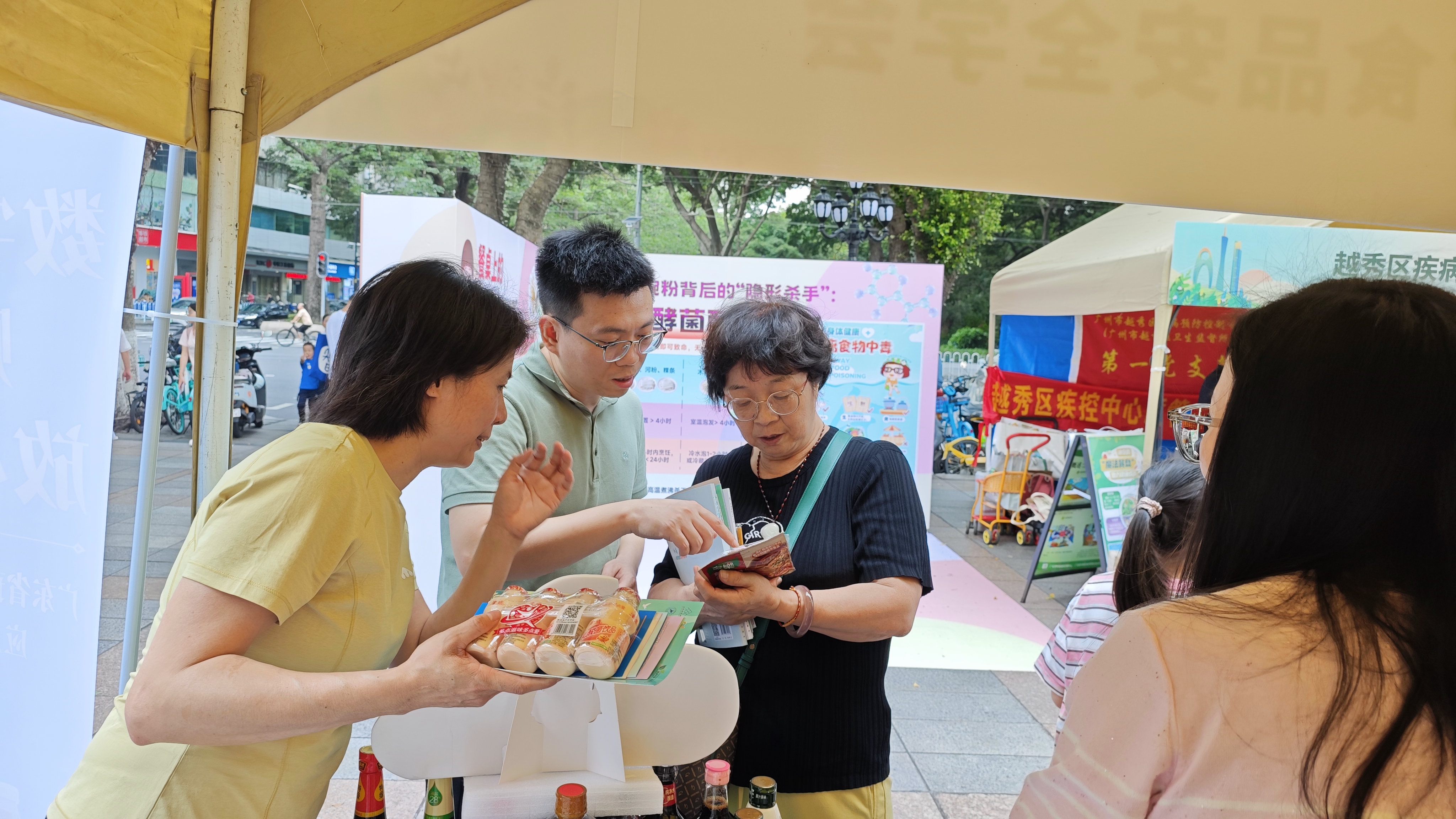 学会工作人员3.jpg 学会工作人员3.jpg